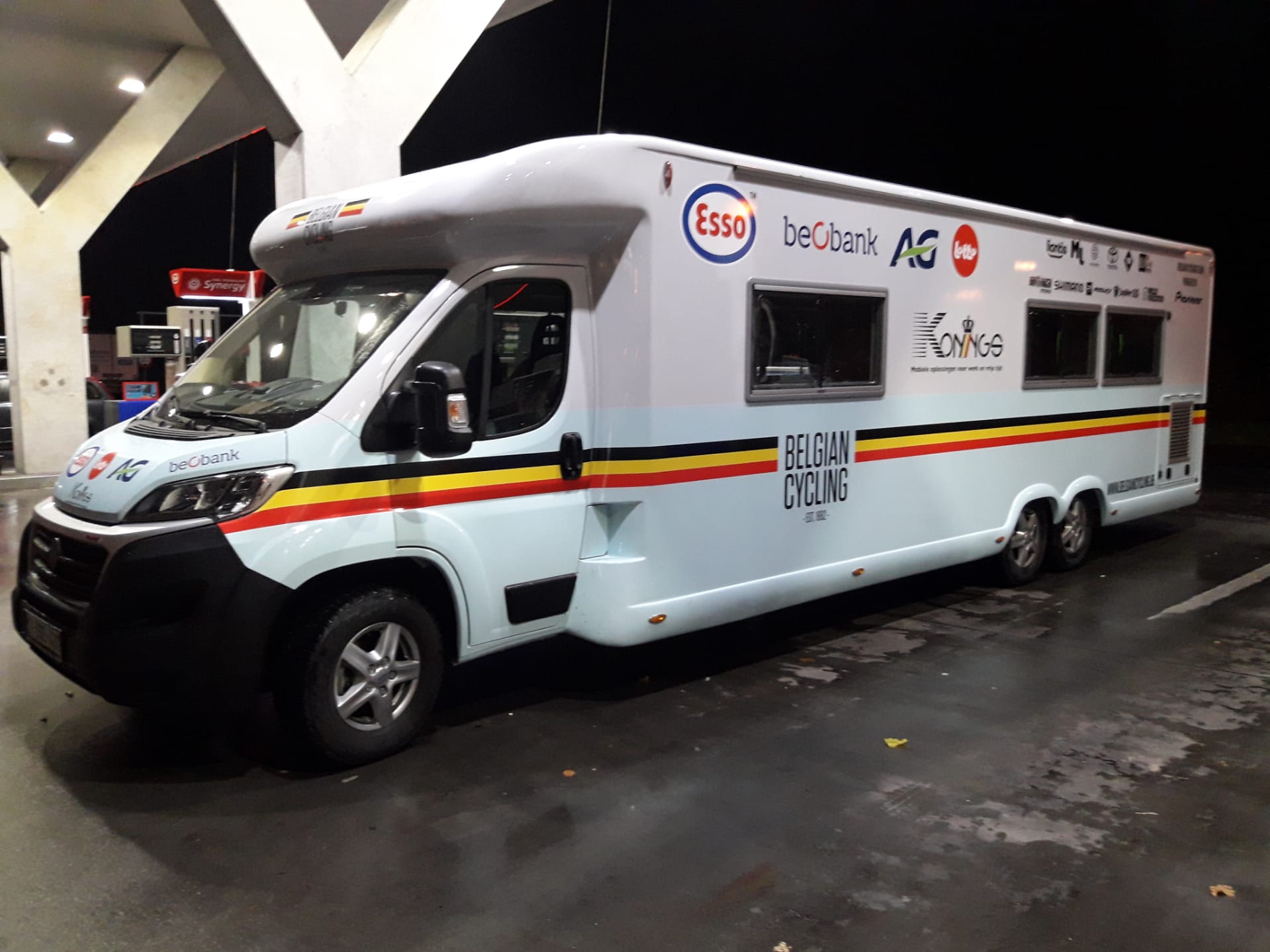 Coxx X-Low tandem mobile office - 7490 kg GVW. Belgium Cycling Team.