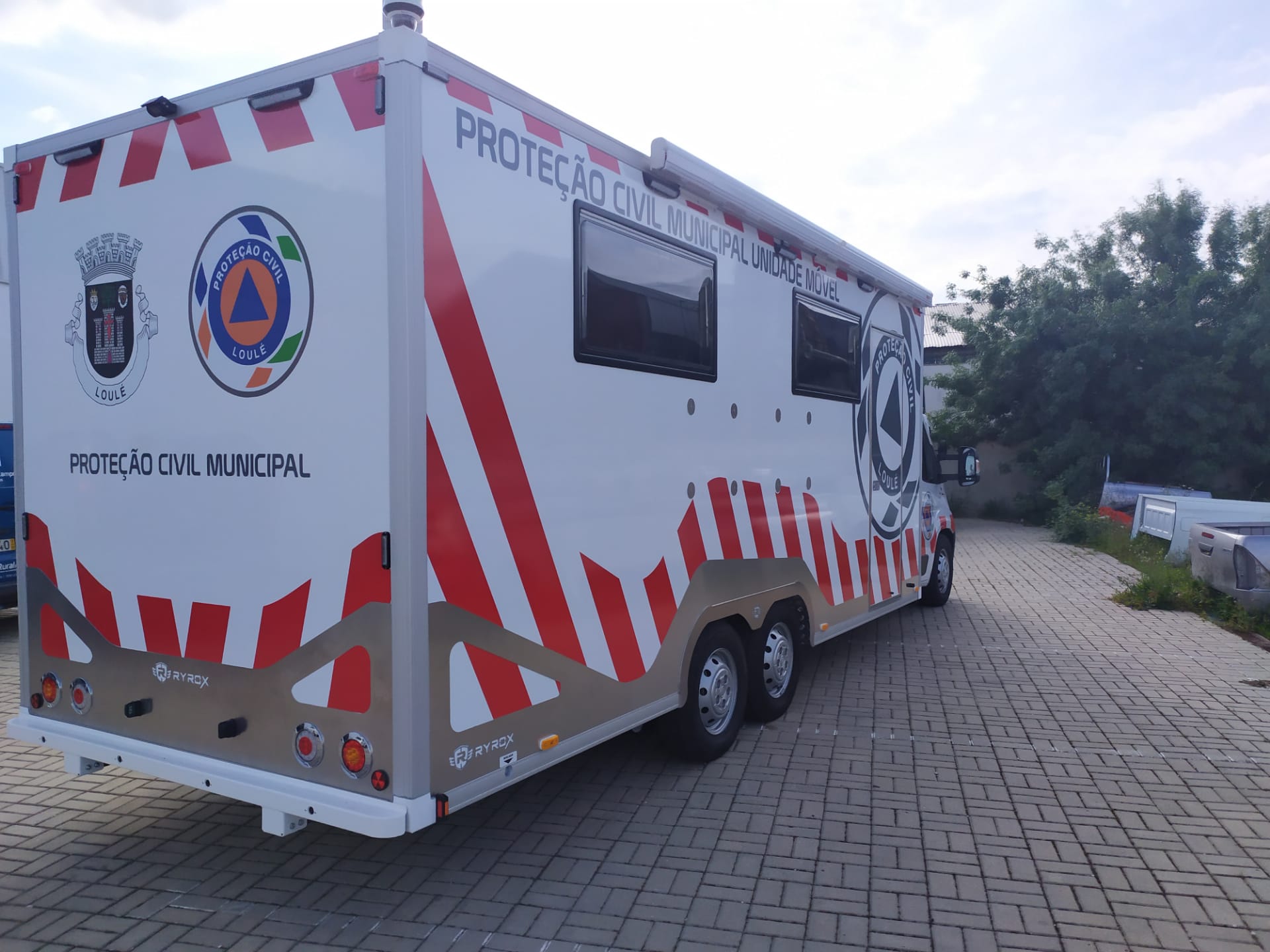 X-Low mobile office - Disaster management & crowd control. 7.5T Coxx X-Low tandem chassis