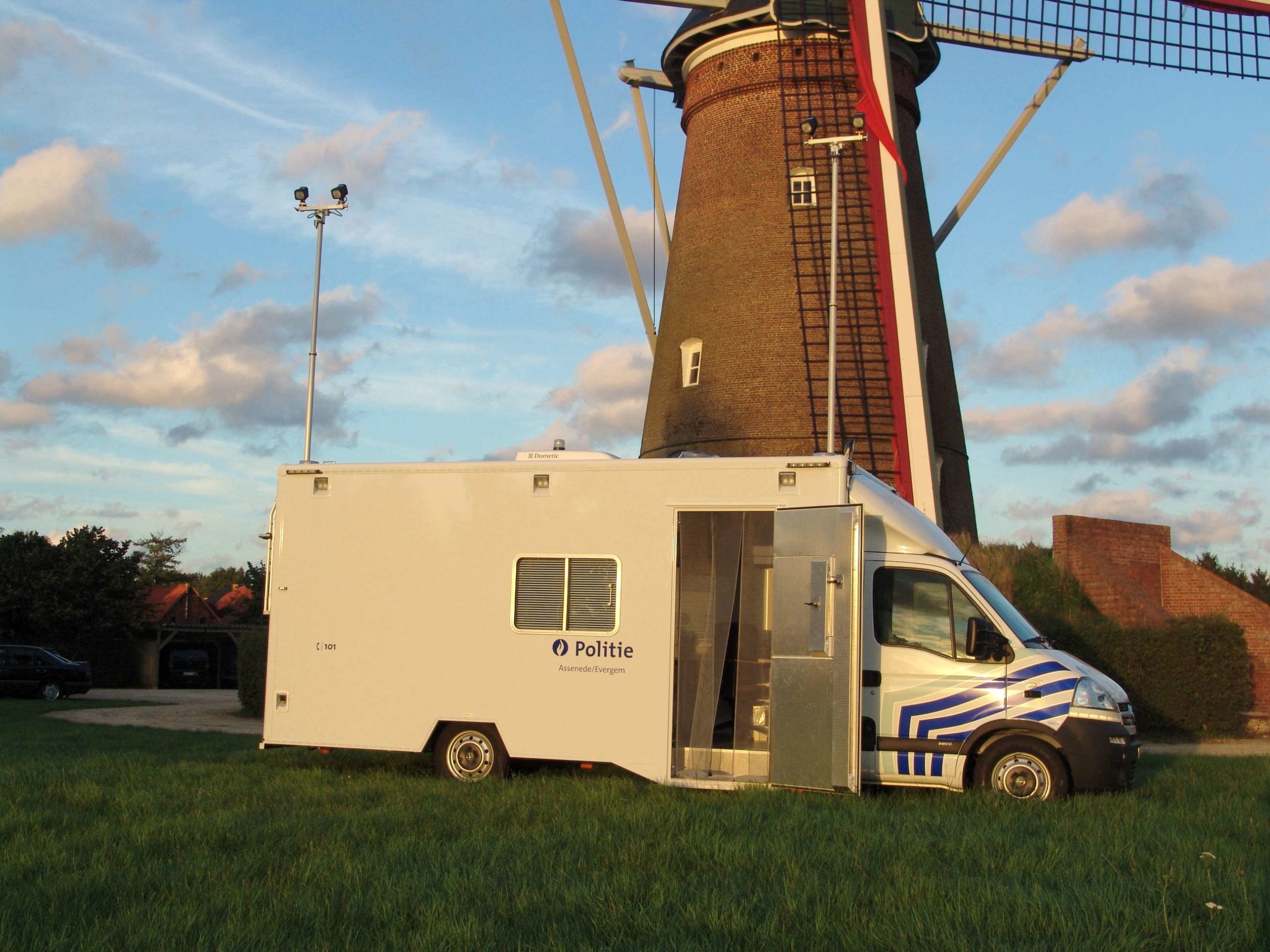 Coxx X-Low mobile Police office Belgium