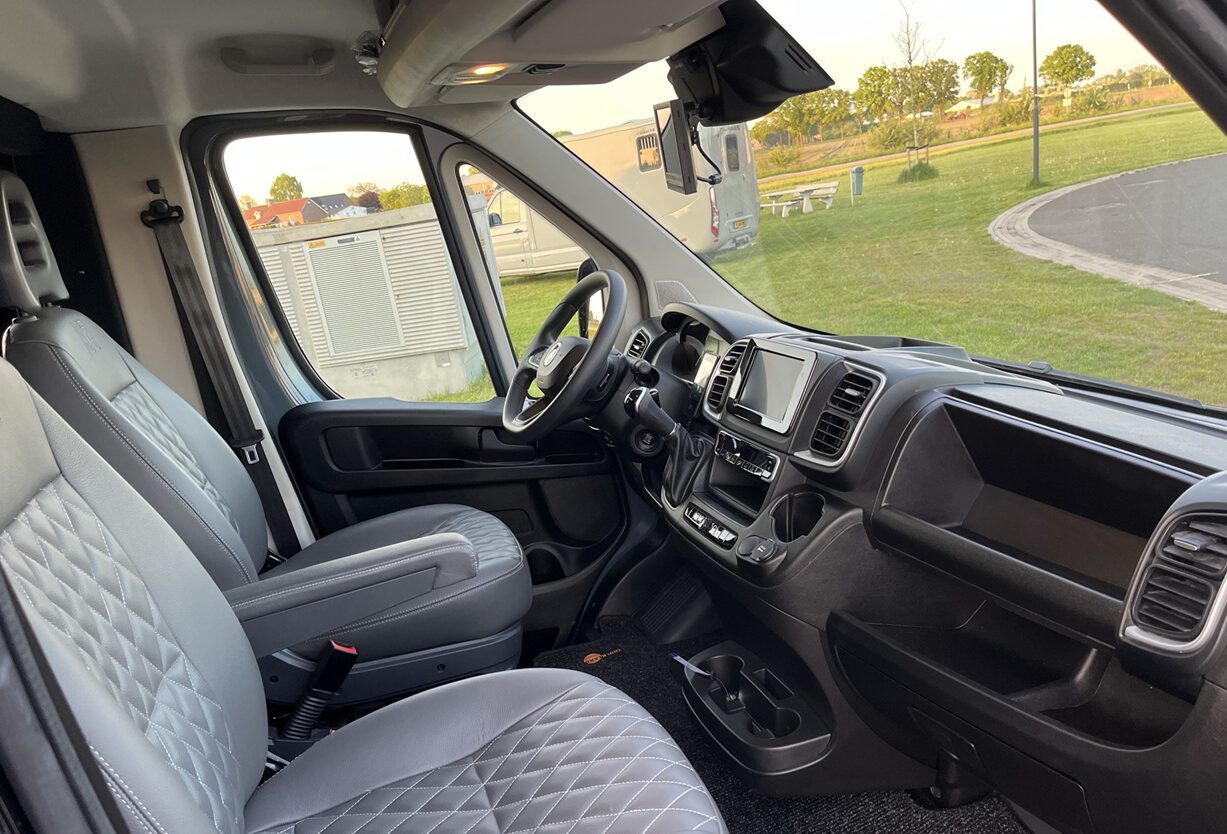 Coxx X-Low Krismar Stallion horse truck. Double cab - 5t Fiat Ducato.