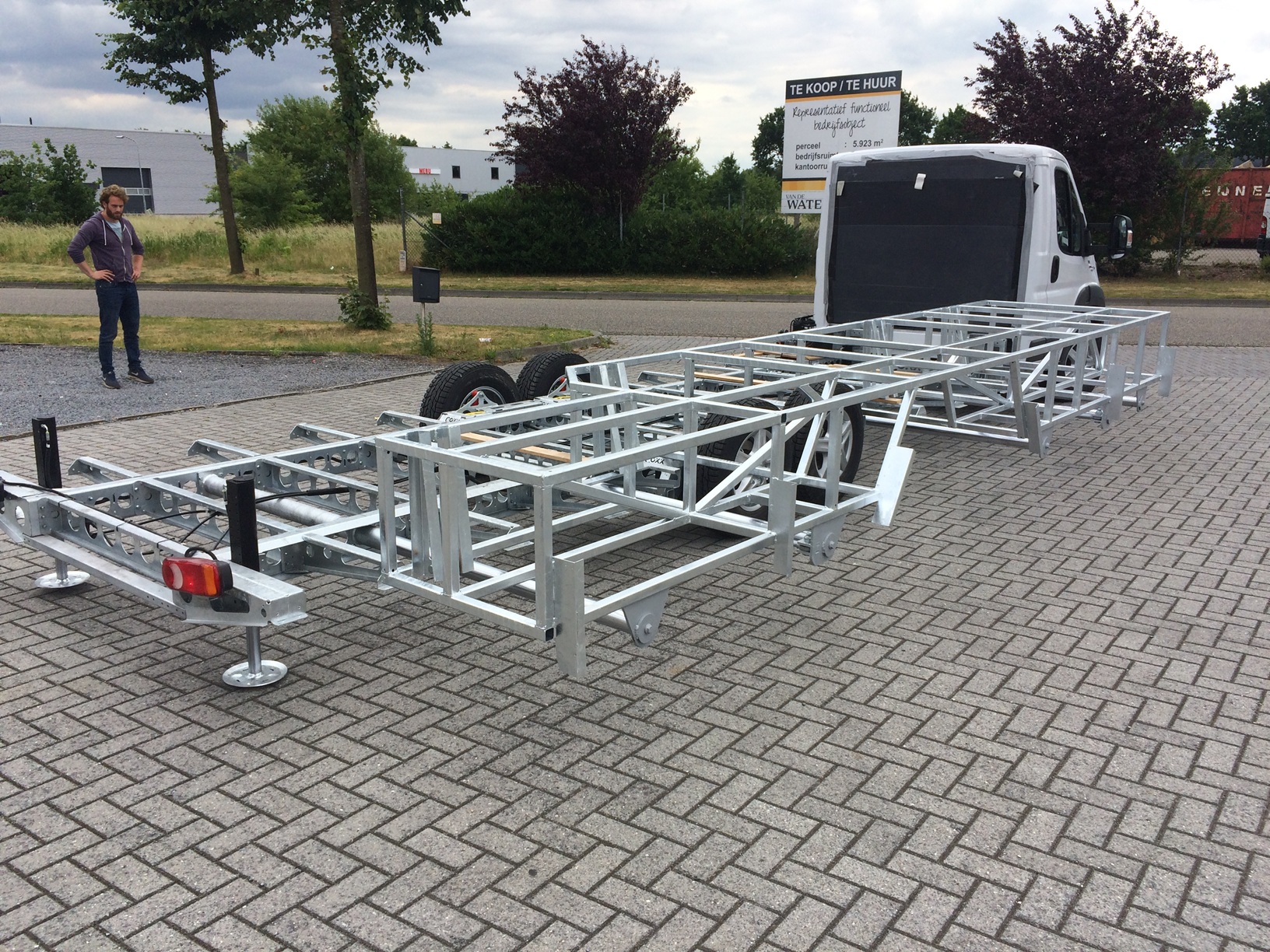 Coxx X-Low 7,5t tandem chassis with hydraulic slide-out and levelling