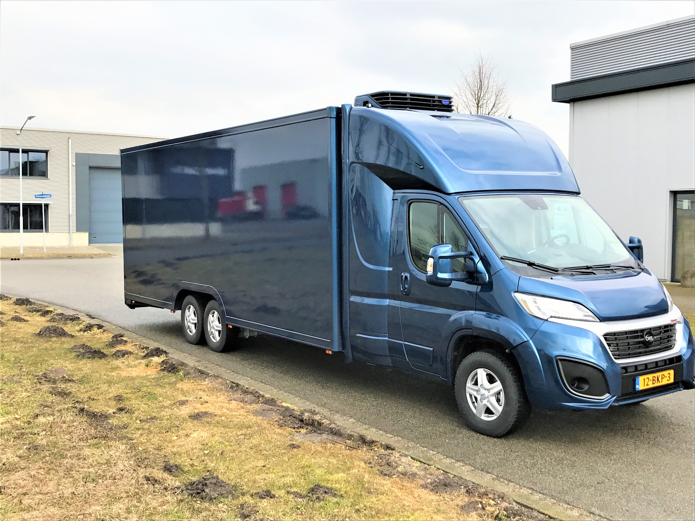 Coxx X-Low 7,5t tandem conditioned transport truck