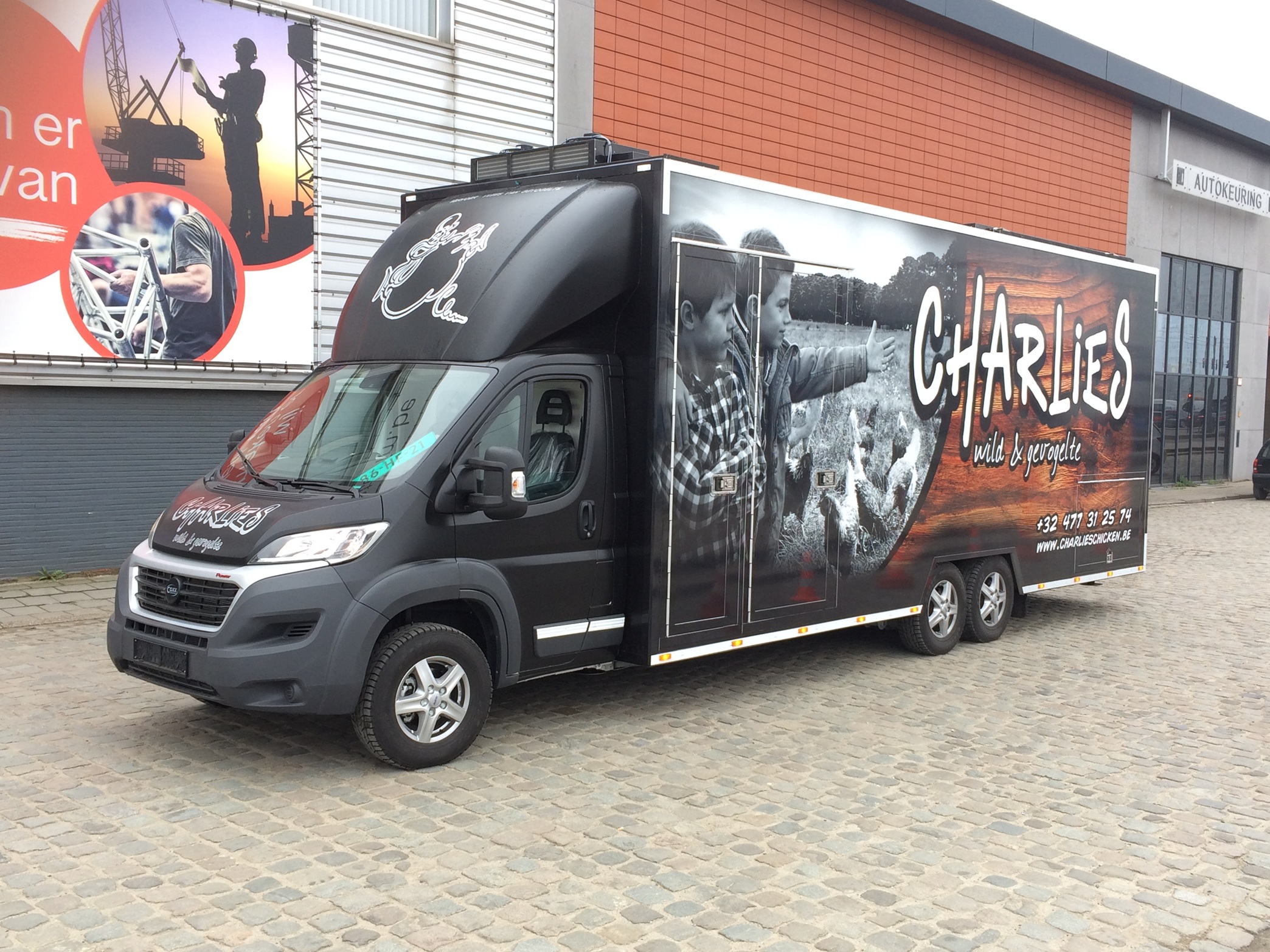 Coxx X-Low 7,5t marktwagen Charlies Chicken - Carrosserie Valkenaers, Aarschot (BE)